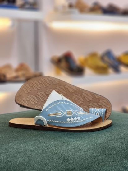 صورة زبيري وطني مطرز  ارضيه جلد مديل م15